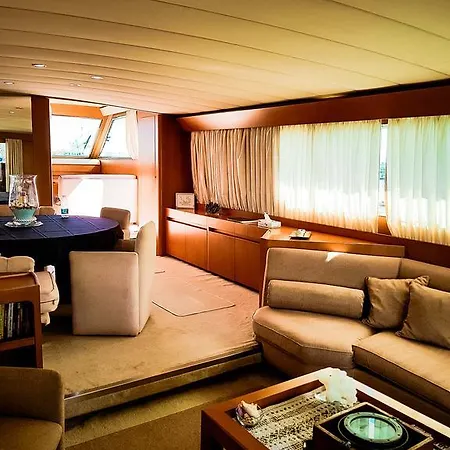 Yacht Diva 船屋