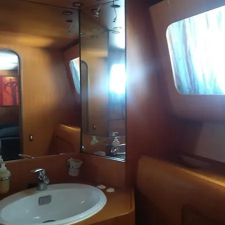 Yacht Diva Πλωτό κατάλυμα