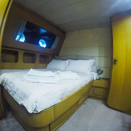 Πλωτό κατάλυμα Yacht Diva